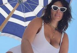 Ashley Graham yatakta iç çamaşırsız poz verdi!
