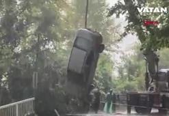 Bartın'da köprü çöktü 2 otomobil dereye düştü!
