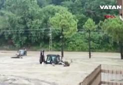 Sinop ve Samsun'da araçlar sele kapıldı, fabrika işçileri mahsur kaldı!