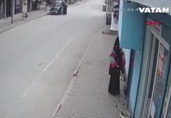 Şoke eden anlar! Telefonunu çaldı, sonra da metrelerce sürükledi!