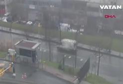 Bağcılar'da su borusu patladı! Yol göle döndü