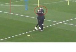 Futbolcusuna koşarak sarıldı! Ünlü teknik adam...