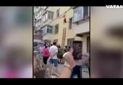 Sevgilisinin eşine yakalanan metres, sokaktaki elektrik kablolarına asılı kaldı