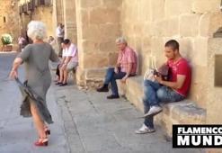 Yaşlı kadın sokak sanatçılarıyla kendinden geçti