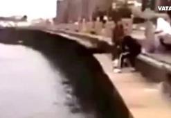 Evsiz adamı uyurken denize attılar