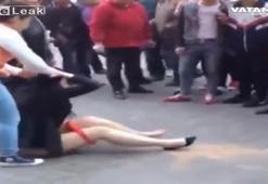 Aldatan kadını soyup rezil ettiler!