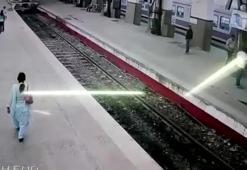 Yolcu treni istasyonda raydan çıktı