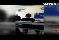 Öğrencisinin kafasıyla tahtayı sildi