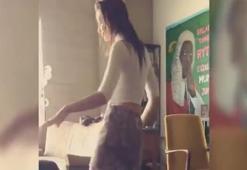Emily Ratajkowski'nin duş sonrası dansı