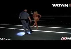 Polislerin karşısına iç çamaşırlarıyla çıktı
