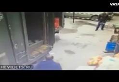 Manavın dalgınlığı pahalıya patladı