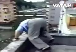 Yaşlı adam çatının kenarında amuda kalktı