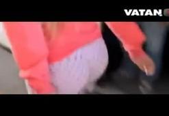 Genç kız metroda striptiz yaptı