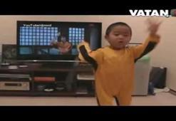 Çin'de küçük Bruce Lee'nin nunçaku gösterisi