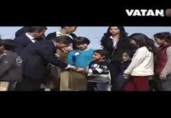 Başbakan Davutoğlu'nu alnından öptü
