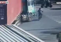TIR bisikletli adamın üzerinden geçti