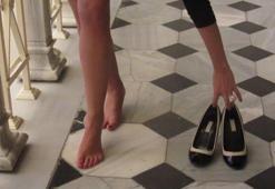 'En seksi ressam' topuklu ayakkabısını satıyor!