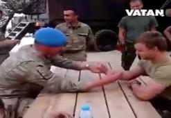Türk ve Hollandalı Askerlerin bilek güreşi
