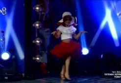 Miniklerin dans performansı salonu yıktı