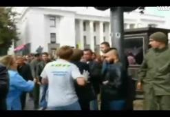 Protestocular milletvekilini çöpe attılar!