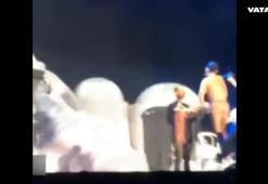 Lady Gaga sahnede böyle soyundu!..