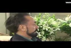Adnan Oktar, İhsanoğlu'nun elini öptü!