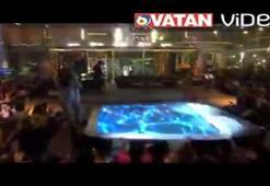 Göğüs dekoltesi geceye damga vurdu!