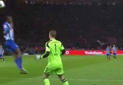 Neuer’den riskli ama şık hareket...