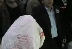 Alman askerlerinin başına çuval geçirmeye çalıştılar!