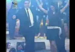 Ata Demirer'den göbek şov