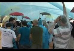 Yağmur altında Piyano resitali ve Taksim eylemcileri!