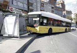 Kağıthane'de İETT otobüsü durağa çarptı