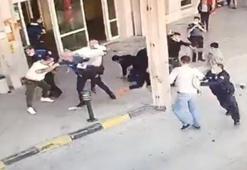 Polisin belinden tabancayı alıp dehşet saçtı! Yaralılar var
