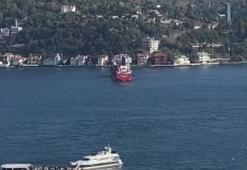 İstanbul Boğazı'nda sürüklenen gemi kıyıya metreler kala durdu