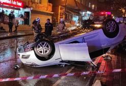 Üsküdar'da bariyere çarpan araç ters döndü!