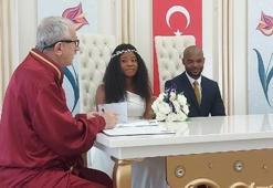 Nijeryalı damat, nikahta sandalye üzerine çıkarak 'evet' dedi