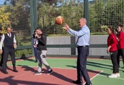 Cumhurbaşkanı Erdoğan gençlerle basketbol oynadı