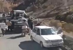 Kaza yapan Türk TIR'ı yağmalandı; o anlar kamerada