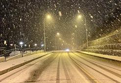 Erzurum'a lapa lapa kar yağdı! Kar kalınlığının 10 santimetreyi geçti