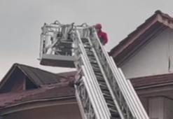 Düzce’deki depremde bir iş yerinin çatısındaki kiremitler düştü