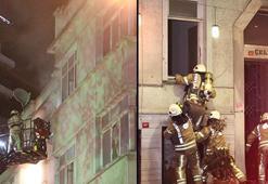 Beyoğlu'nda otellerin bulunduğu caddede bir binada yangın paniği