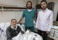 Eli doktorların zamanla yarışıyla yerine dikildi
