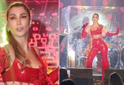 Hande Yener sahnede rüzgar gibi esti! 'Sana kırmızı çok yakışıyor'