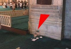 Ayasofya Camii'nde şok eden olay! Cemaat kırık taşı oynatınca şaşkına döndü