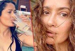 Salma Hayek havuz pozuyla dikkat çekti!