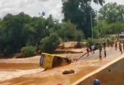 Kenya’da taşan nehri geçmek isteyen otobüs devrildi: 20 ölü