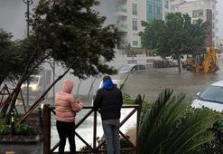 Antalya'da şiddetli fırtına kabusu! Uçak seferleri durduruldu, araçlar yolda kaldı