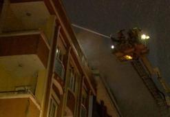 Çekmeköy’de 4 katlı apartmanın çatısı alev alev yandı, mahalleli sokağa döküldü