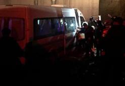 Bursa'da fabrika işçilerini taşıyan minibüs köprü inşaatına uçtu: 5 yaralı