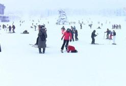 Uludağ'da kayak keyfi! Sis ve tipiye rağmen pistler doldu